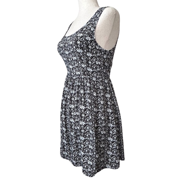 Flowy Abstract Pattern Mini Dress with Keyhole Cutout Back - XS - Black & White - Picture 3 of 11